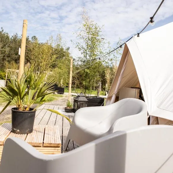 Glamplodge met privé sanitair, hotel a Blesdijke