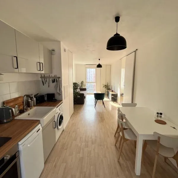 Modern and bright apartment near Paris、ラ・クールヌーヴのホテル