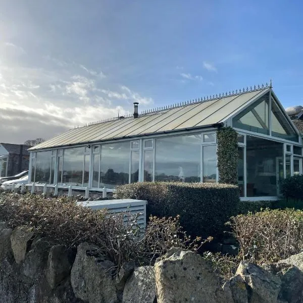 Wood Quay - A truly unique, seafront experience!, hotel in Carlingford