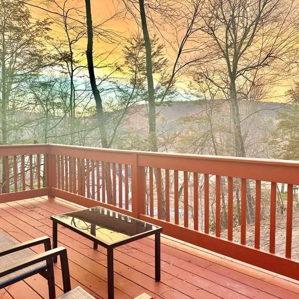 Chic Chalet River Views & Access, hotel in Montague