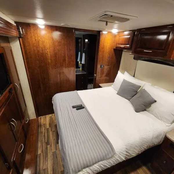 Paradise on Lake Harris unit RV#5, hotel in Leesburg