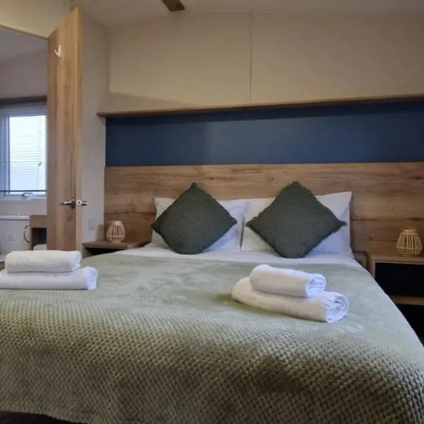 Beautiful caravan near Edinburgh Seton Sands nr117, hotel v destinaci Longniddry