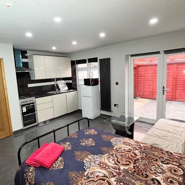 Full Studio Near Heathrow Airport & London, khách sạn ở Hayes