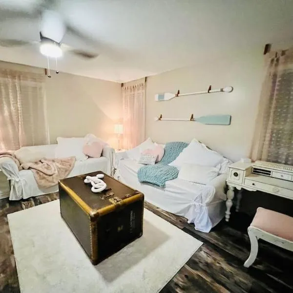 Coastal Casita by the River, hotel in New Bern
