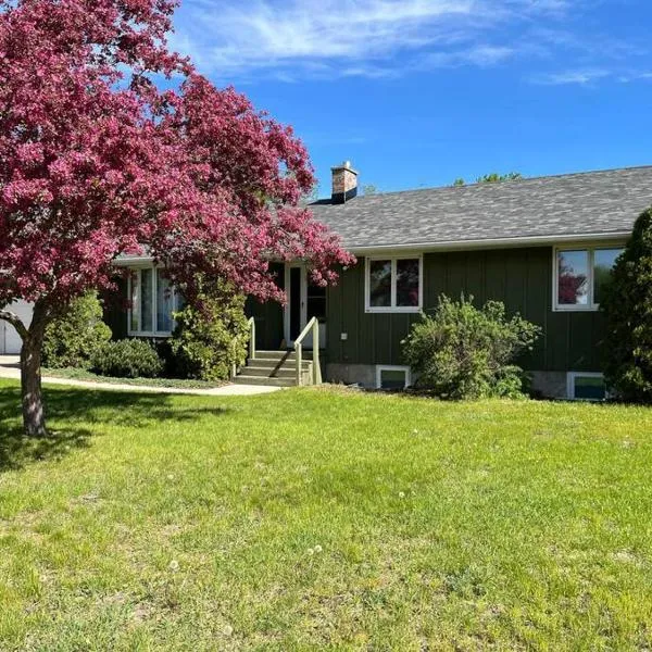 Family Home W/ 2 King, 2 Queen Beds + Game Room, hotel in Bemidji