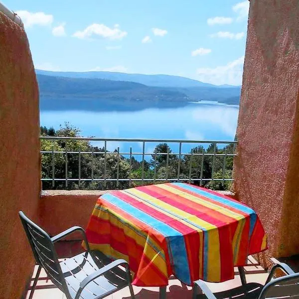 Appartement d'une chambre avec vue sur le lac terrasse amenagee et wifi a Sainte Croix du Verdon a 2 km de la plage, отель в городе Сент-Круа-дю-Вердон