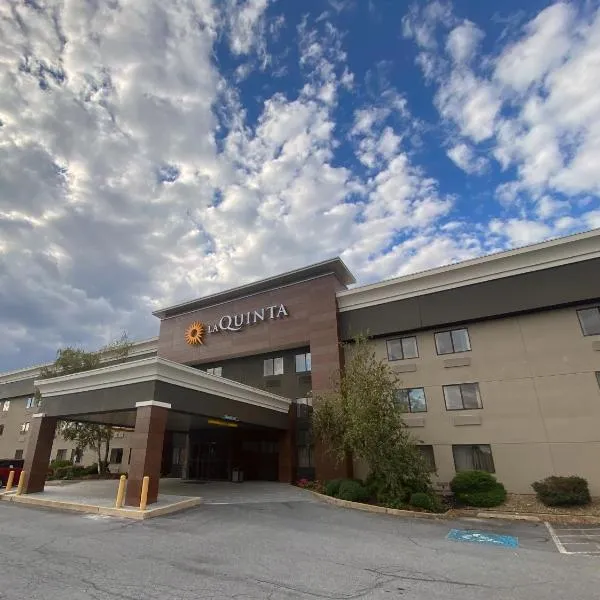 La Quinta by Wyndham Harrisburg Airport Hershey: Harrisburg şehrinde bir otel