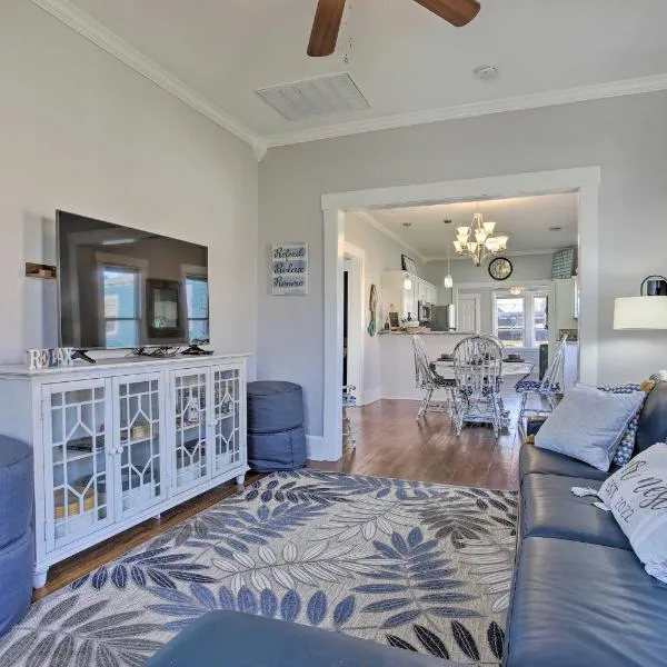 Less Than 2 Mi to Pleasure Pier Cozy Beach Bungalow, hotel in Galveston