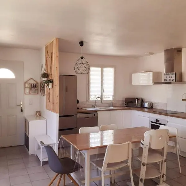 Maison ensoleillée de plain-pied ouvert sur un jardin clôturé, hotel en Mallemoisson