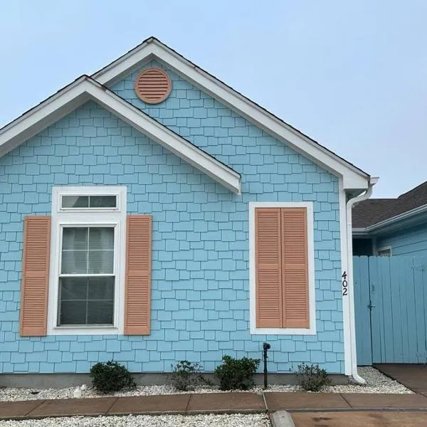 Barefoot Bungalow - Pet Friendly- 2 Bdrm Townhome, hotel v destinaci Corpus Christi