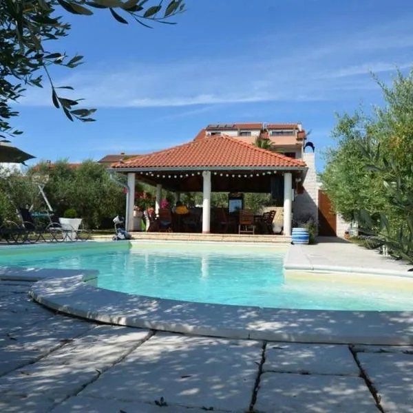 Family-friendly apartments with swimming pool Povljana, Pag - 244, hotel in Povljana