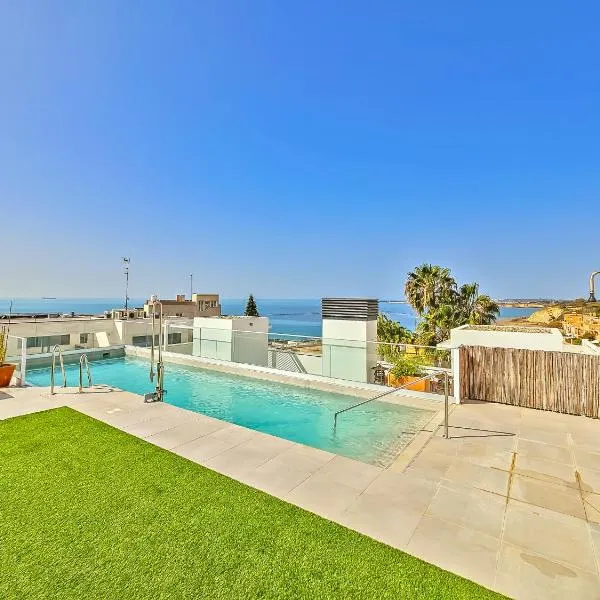 Oceanfront Duplex with a Rooftop Pool and Terrace, hotel v destinaci El Puerto de Santa María