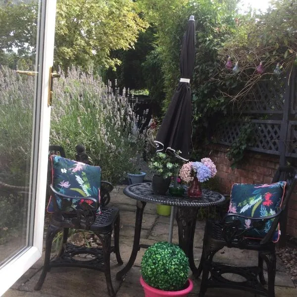 Oakleigh 1 bed ground floor garden view apartment FREE ONSITE PARKING, готель у місті Стретфорд-на-Ейвоні
