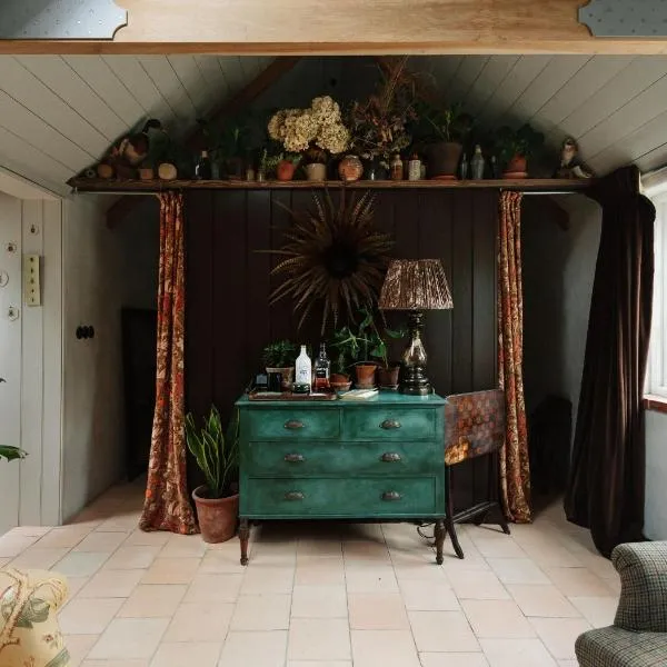 Viesnīca Spinks Nest - a boutique cottage near Holt, North Norfolk pilsētā Hunworth