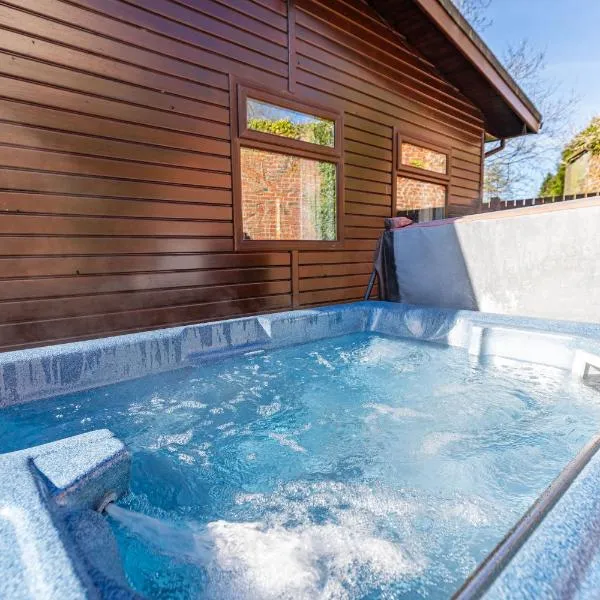 Bluebell Lodge 7 with Hot Tub, hotel v destinaci Newton Stewart