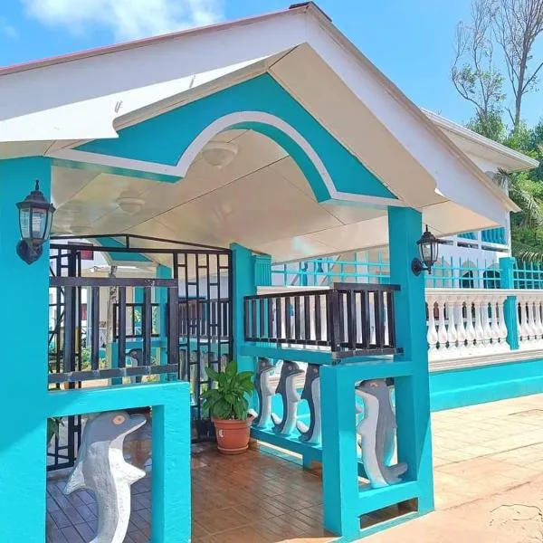 Los Delfines Hotel & Dive Center，小玉米島的飯店