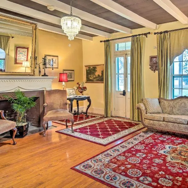 Vintage Louisiana Vacation Rental Home, hotel v destinácii New Roads