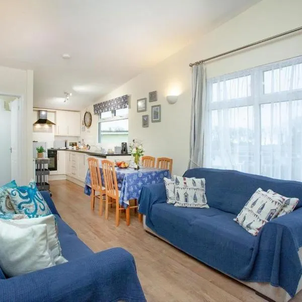 Sunnydaze-detached chalet with 2 bedrooms and 2 bathrooms and private parking outside door, hotel u gradu Dartmut