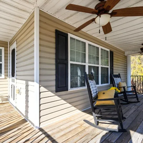 Spacious Serene 3BR Near LakePoint & DT Acworth, khách sạn ở Acworth