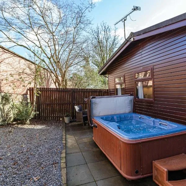 Bluebell Lodge 24 with Hot Tub, hotel v destinaci Newton Stewart