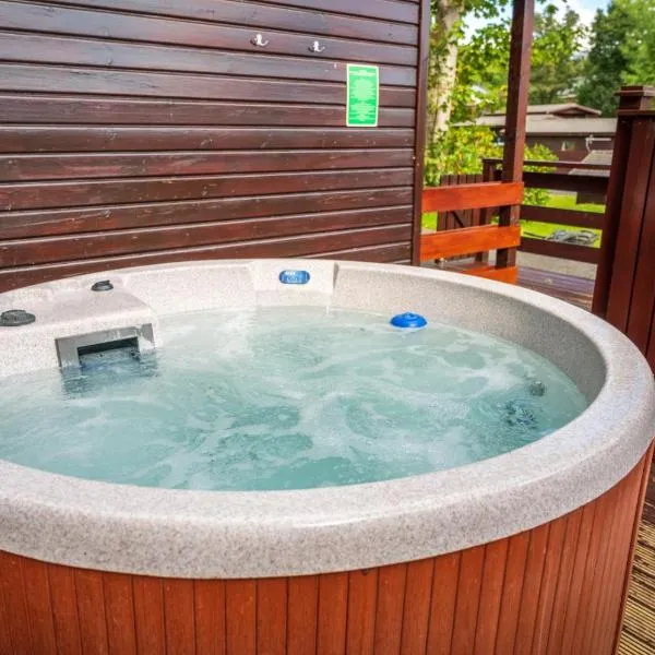 Birch Lodge 13 with Hot Tub, hotel v destinaci Newton Stewart