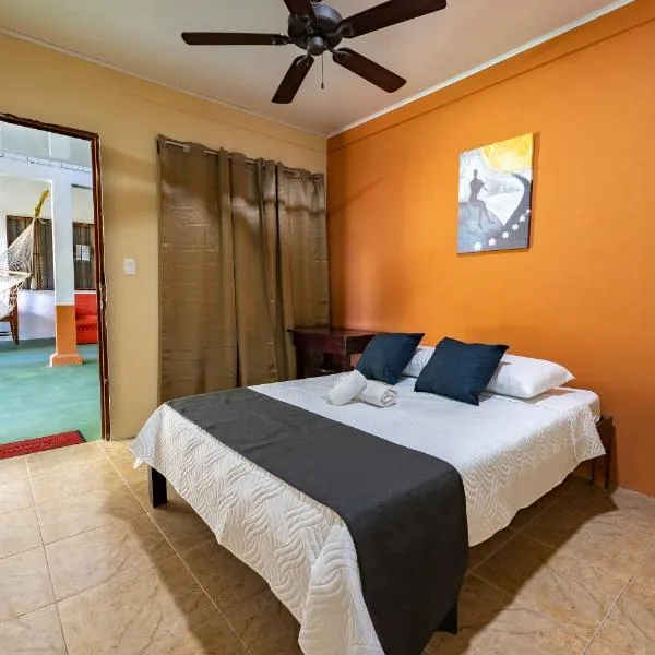 El Cocobolo Food&Rest Room 3 Bed and Breakfast WiFi AC Pkg gratis, hotel v destinaci Liberia