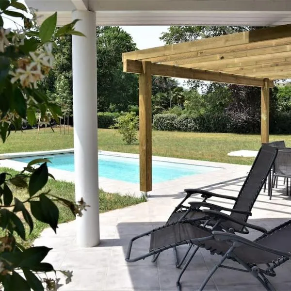 Calm house, swimming pool and garden, hotel in Bénesse-Maremne