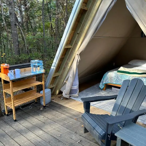 Bohamia - Cozy A-Frame Glamp on 268 acre forest retreat, hotel in Alpine