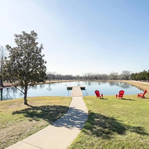Texas Ranch House with 5 Bedroom and Fish Pond, hotel v destinaci Dallas