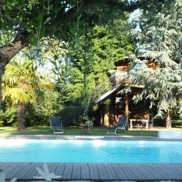 Cabane perchée avec lit king-size, salle d'eau, kitchenette, TV, Wi-Fi et petit-déjeuner inclus - FR-1-306-1237, hotel v destinácii Port-Saint-Père