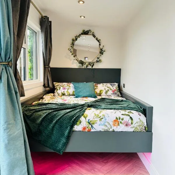 Hazells Lodge Farm Stay Sleeps 2 Undercover Hottub and Pool Table, hotelli kohteessa Galston