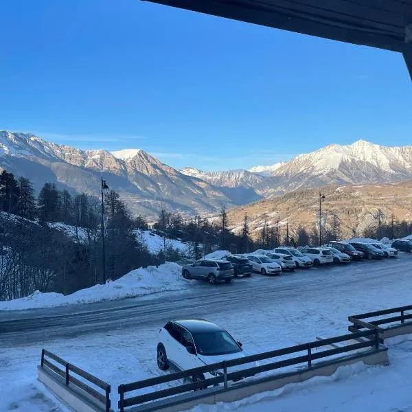 SUPER SAUZE Studio pied des pistes, hotel em Enchastrayes
