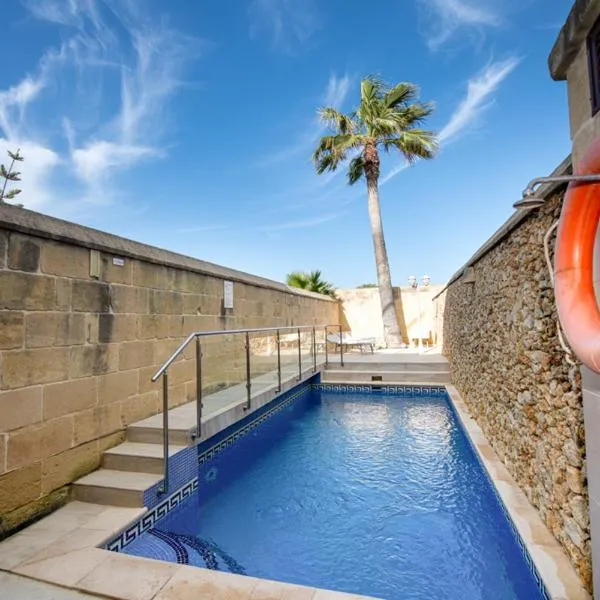 Ta' Rozi 5 Bedroom Farmhouse with Private Pool, hotell i Għarb