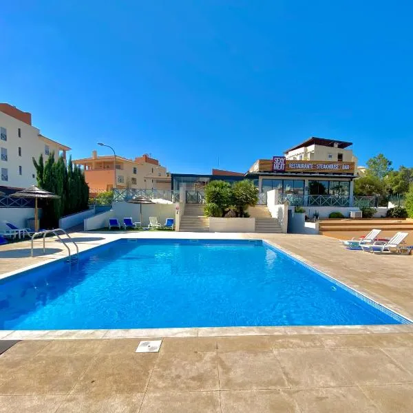Corcovada, Sunny and Bright T1 with Large Terrace, Albufeira, hotel in Albufeira