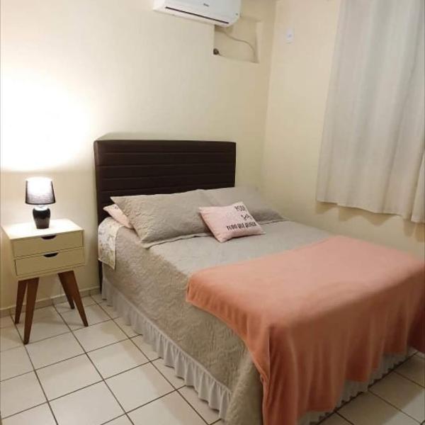 Apartamento TOP CLIMATIZADO em CRICIÚMA-SC - ótimo CUSTO-BENEFÍCIO - Cozinha completa - Cama Box - WiFI - Smart TV - Apps YouTube - NetFlix - Prime Vídeo - Garagem coberta - Portaria Digital 24h - Lugar sossegado e arborizado - Acomoda até 5 pessoas - Foto 2