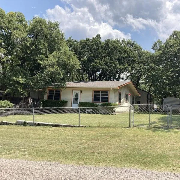 Lake Texoma lake house, hotel di Shay