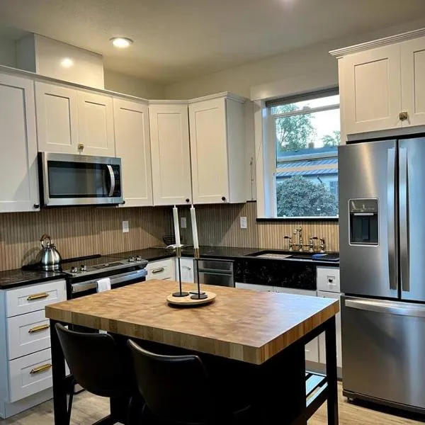Custom Built Cottage in Downtown with Pool, hotel v destinaci Salem