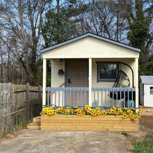 Your Own Cozy Tiny Home, ξενοδοχείο σε Austell