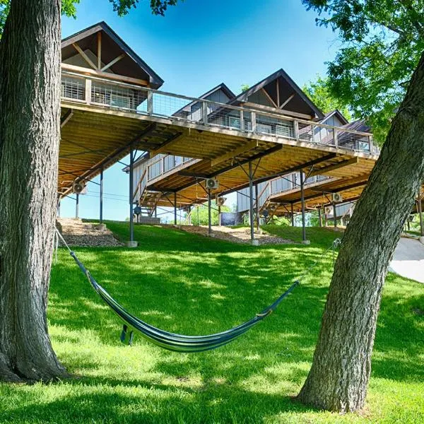 Treetop River Cabins on the Guadalupe River, hotel en Comfort