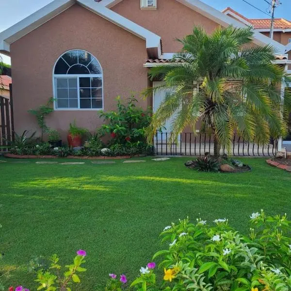Caribbean Estates, 10 mins from the Beach, Beautiful Gated Community, hotel in Ellis Caymanas