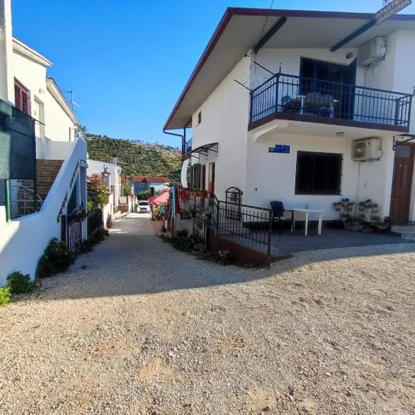 Apartment Jakoubek, hotel in Rogoznica