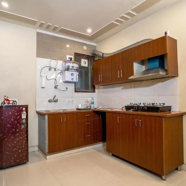 The Lodgers 2 BHK Serviced Apartment infront of Artemis Hospital Gurgaon, hotel a Gurgaon