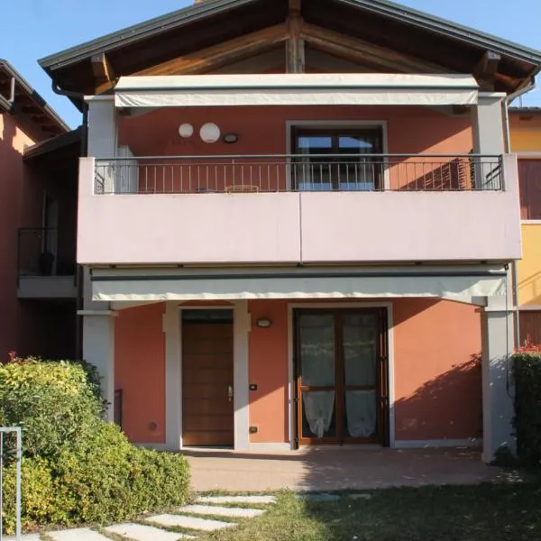 CASA VACANZE DA RIKI APPARTAMENTO 1, hotel v destinaci Peschiera del Garda