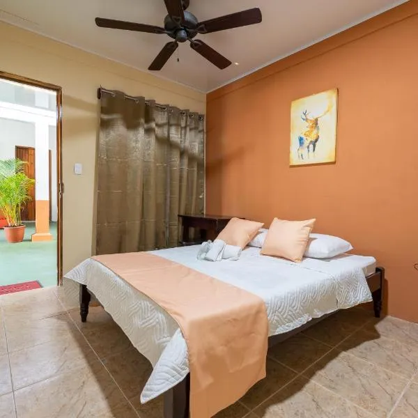 Hotel El Cocobolo Food&Rest Room 5 B&B WiFi AC Pkg Free Swimmingpool, hotel in Liberia