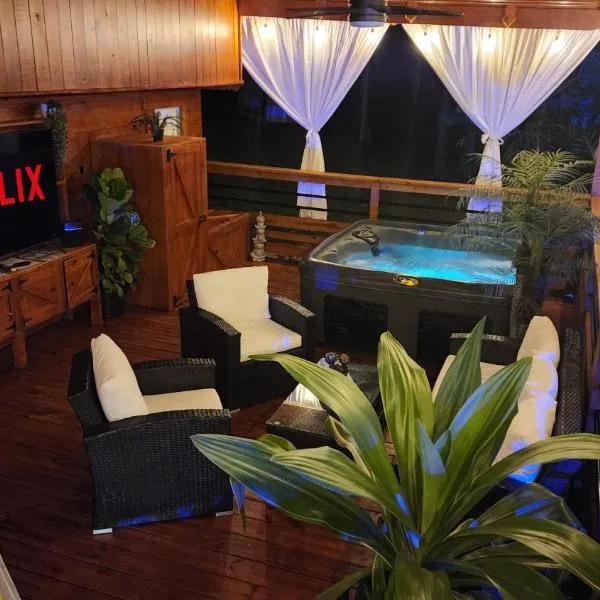 Palm's Luxury Suite with Private Jacuzzi, hotel in Aguada