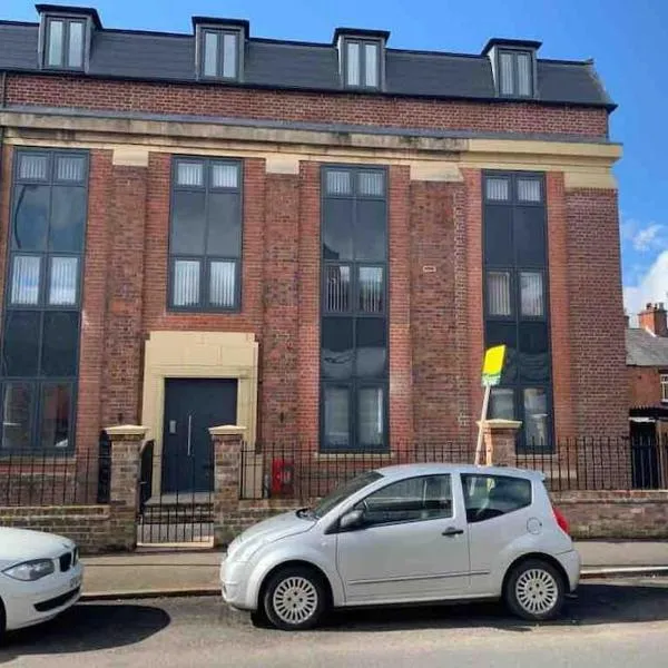 Newly built 2 bed flat in the heart of Leek, hotell i Leek