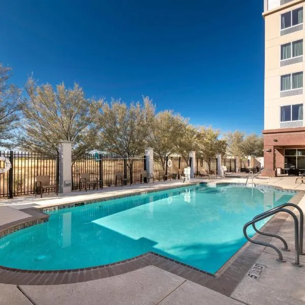 Fairfield Inn and Suites Phoenix Chandler Fashion Center โรงแรมในแชนด์เลอร์