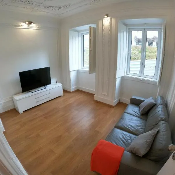 Lisbon, renewed T1 apartment with pateo near Martires da Patria