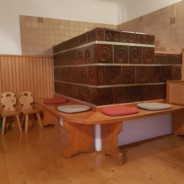 Miklavževa hiša with a bread oven, hotel v destinaci Železniki