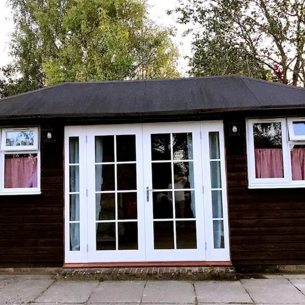 Cosy Private Cabin with parking in good location, hotel in Oxford